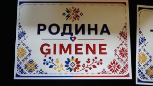 Plakāts ar uzrakstu “Родина – ģimene” Latvijas un Ukrainas karogu krāsās