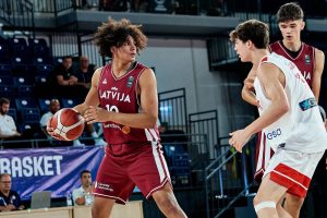 Latvijas U16 basketbolists ar bumbu spēlē pret Spāniju