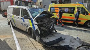 Avārijā Rīgā smagi bojāts Valsts policijas busiņš