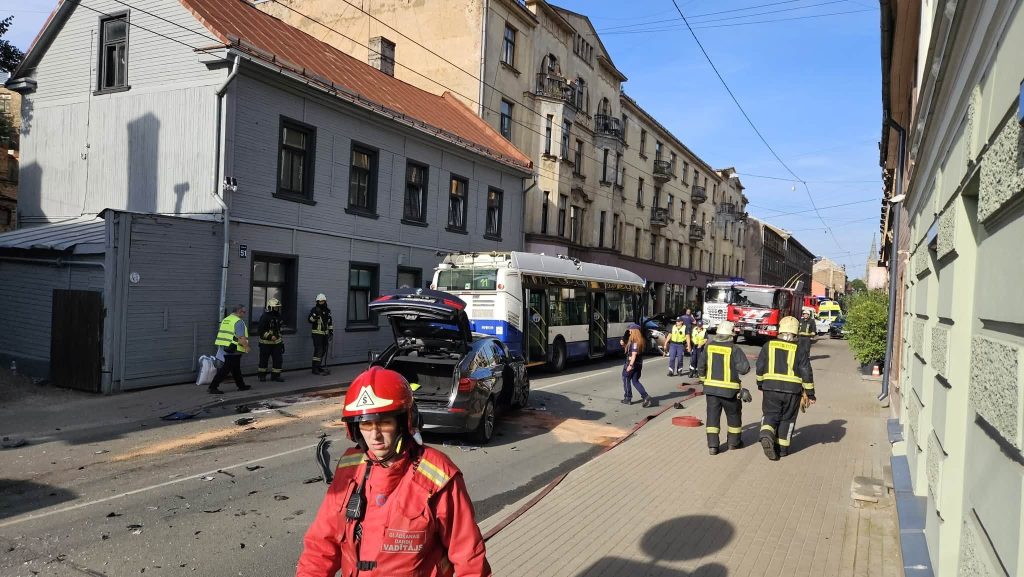 Avārija Bruņinieku un Avotu ielas krustojumā Rīgā