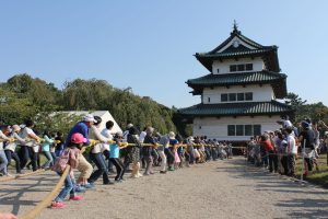 Cilvēki ar virvēm pārvieto Hirosaki pils torni Japānā