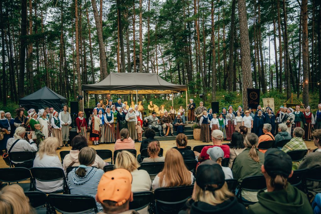 Folkloras festivāla dalībnieki uz skatuves Saulkrastos