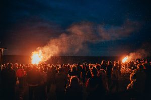 Ugunskuri Senās uguns naktī Saulkrastu pludmalē