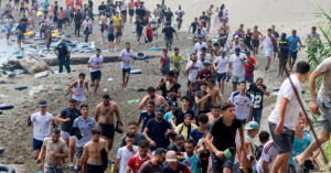 Nelegālie migranti masveidā šķērso robežu un ierodas Spānijas anklāvā Seutā.