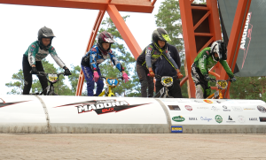 Jaunie BMX sportisti gatavojas startam Madonas BMX trasē Latvijas kausa sacensībās.
