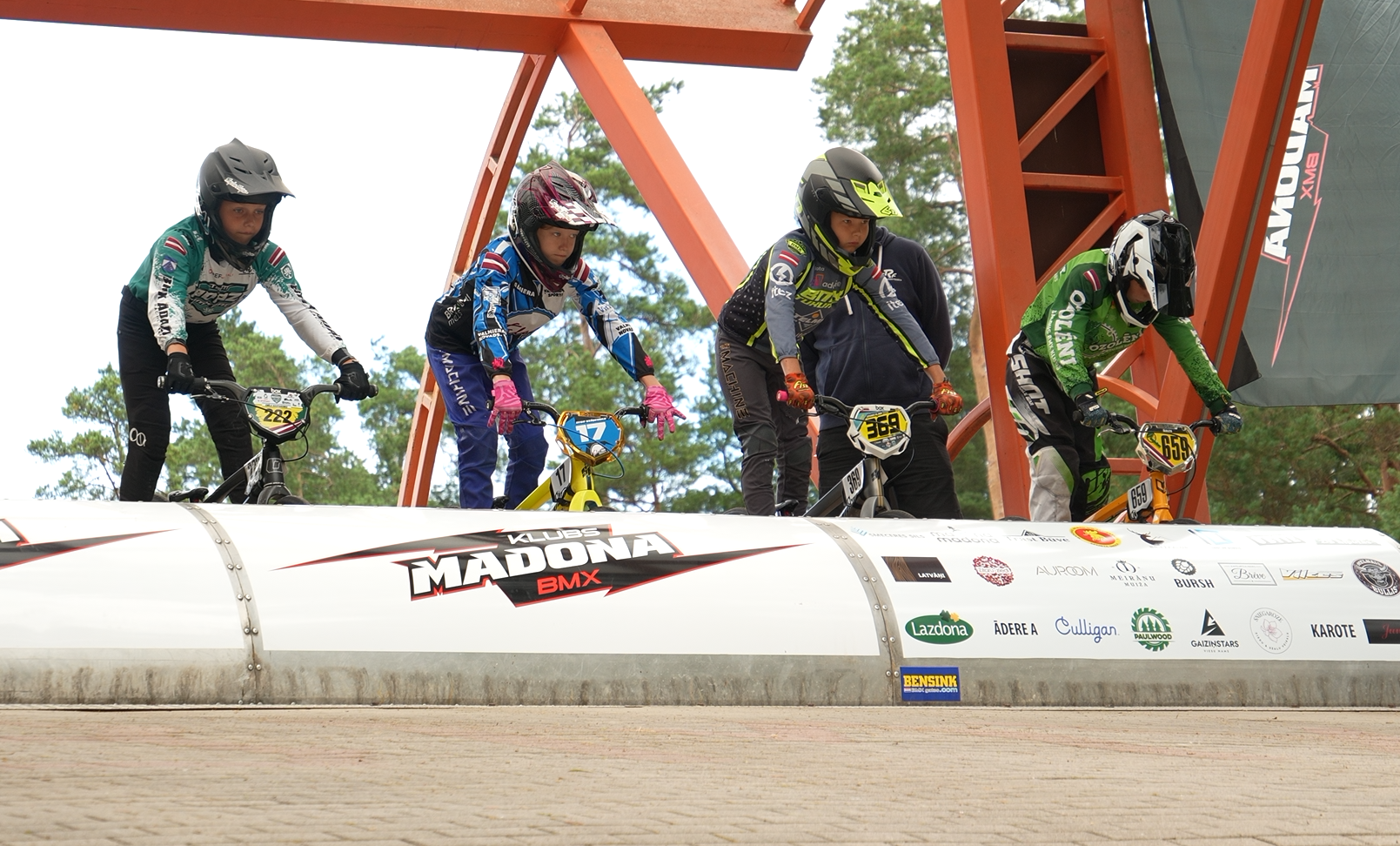 Jaunie BMX sportisti gatavojas startam Madonas BMX trasē Latvijas kausa sacensībās.