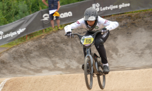 Jaunais BMX sportists sacensību laikā pārvar trases tramplīnu Madonas BMX trasē.