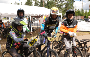 Jaunie BMX sportisti ar velosipēdiem gatavojas startam un gaida savu braucienu sacensībās Madonā.