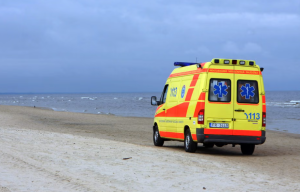 Neatliekamās medicīniskās palīdzības automašīna pludmalē pie jūras.