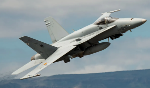 Spānijas iznīcinātājs F-18 lidojumā NATO gaisa telpas patrulēšanas misijas laikā.