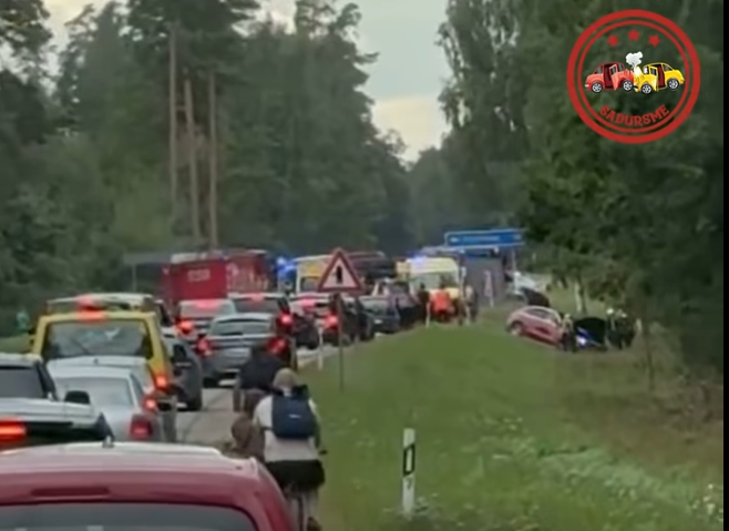 Smaga avārija uz Ventspils šosejas pie Straupciema, kur satiksme ir bloķēta.