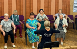 Madlienas seniori piedalās vingrošanas nodarbībā pasākumā “Veselības stundas novadā”