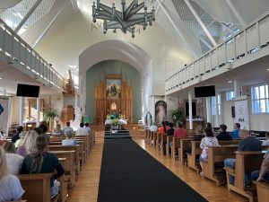 Dievkalpojums Salaspils Romas katoļu baznīcā pirms svētceļnieku došanās desmit dienu svētceļojumā uz Aglonu.