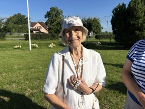 Svētceļniece ar rožukroni rokās pirms došanās svētceļojumā no Salaspils uz Aglonu.