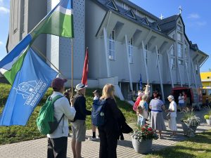Svētceļnieki pulcējušies pie Salaspils Romas katoļu baznīcas pirms došanās svētceļojumā uz Aglonu.