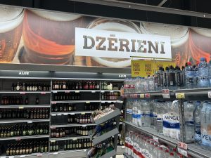 Alkoholisko dzērienu nodaļa pārtikas veikalā.