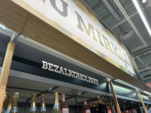 Bezalkoholisko dzērienu plaukts pārtikas veikalā.