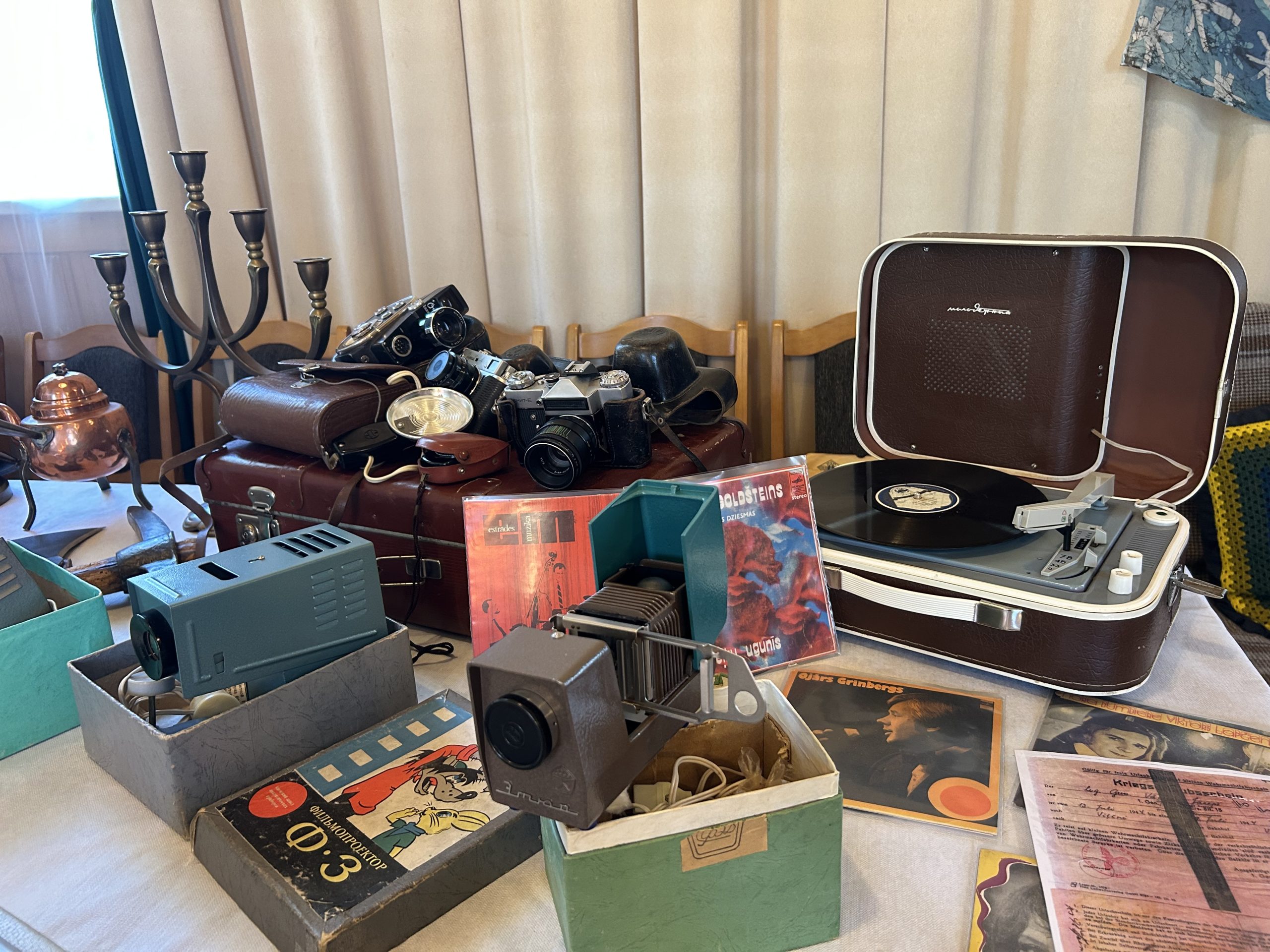 Retro sadzīves tehnikas, fotoaparātu, plašu un citu senlietu kolekcija izstādē 