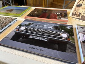 Izstādē "Sērenes vaļasprieki" apskatāmas vietējo iedzīvotāju izdotās fotogrāmatas, tostarp grāmata "Volgas stāsti".
