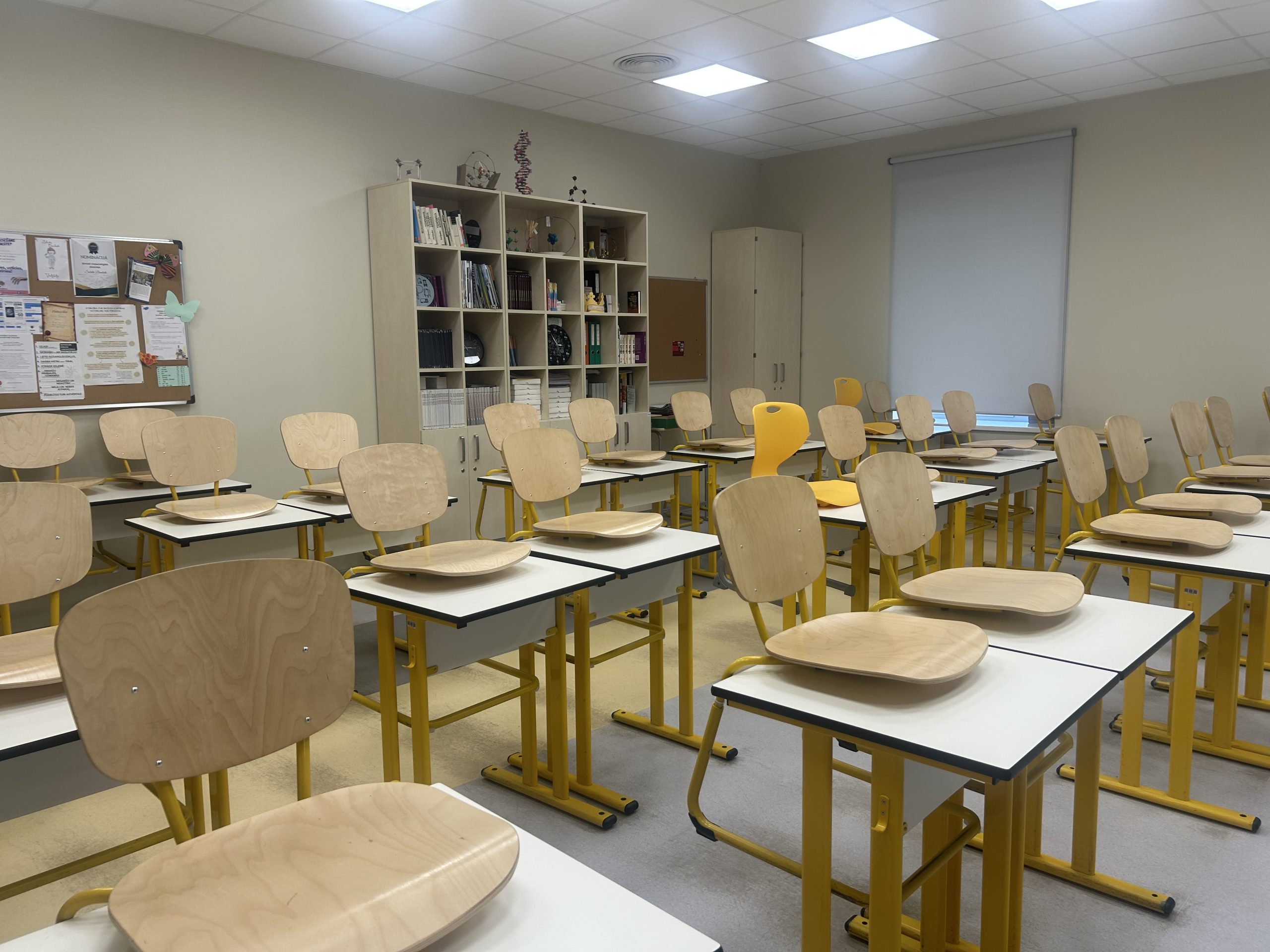 Tukša skolas klase ar skolēnu galdiem un krēsliem