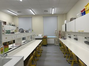 Skolas dabaszinību laboratorija ar mācību modeļiem un aprīkojumu