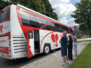 Valsts asinsdonoru centra autobuss izbraukumā Ikšķilē