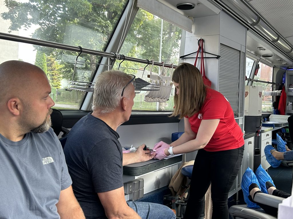 Asinsdonors nodod asinis VADC izbraukuma autobusā