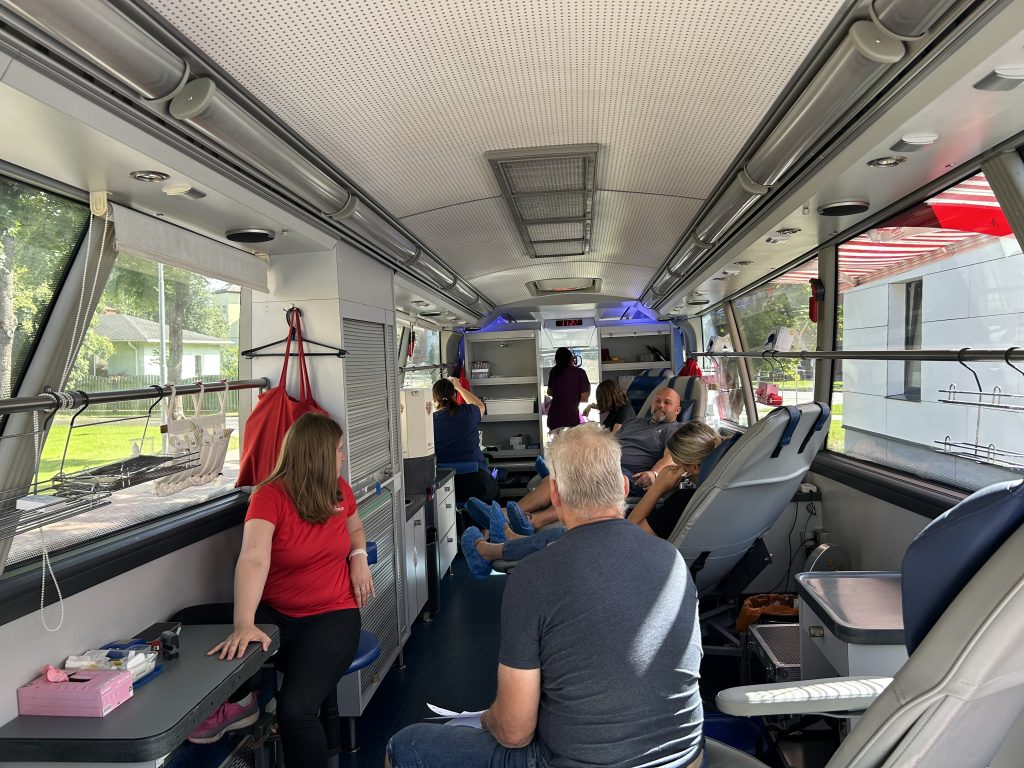 Asinsdonori Valsts asinsdonoru centra izbraukuma autobusā