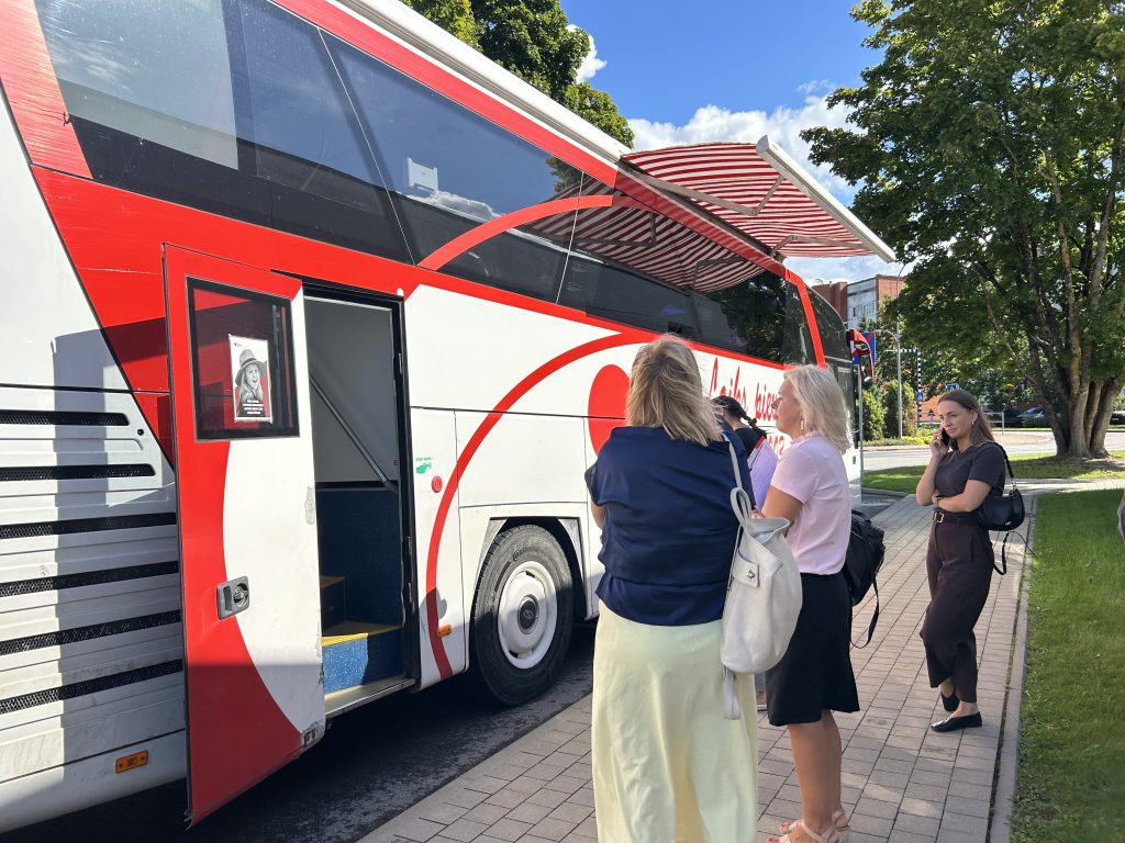 Valsts asinsdonoru centra izbraukuma autobuss Ikšķilē