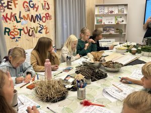 Bērni pilda uzdevumus par kompostēšanu