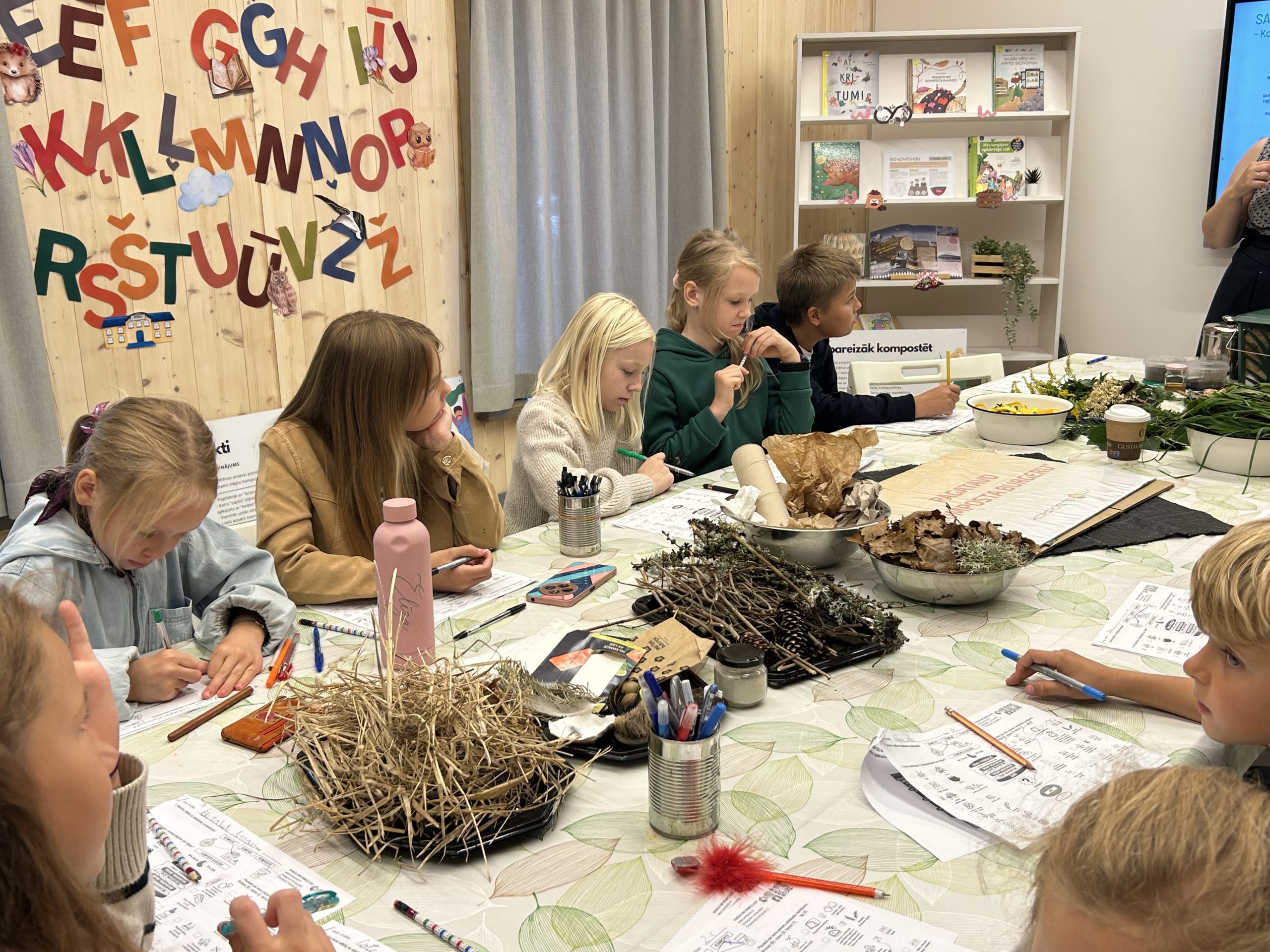 Bērni pilda uzdevumus par kompostēšanu