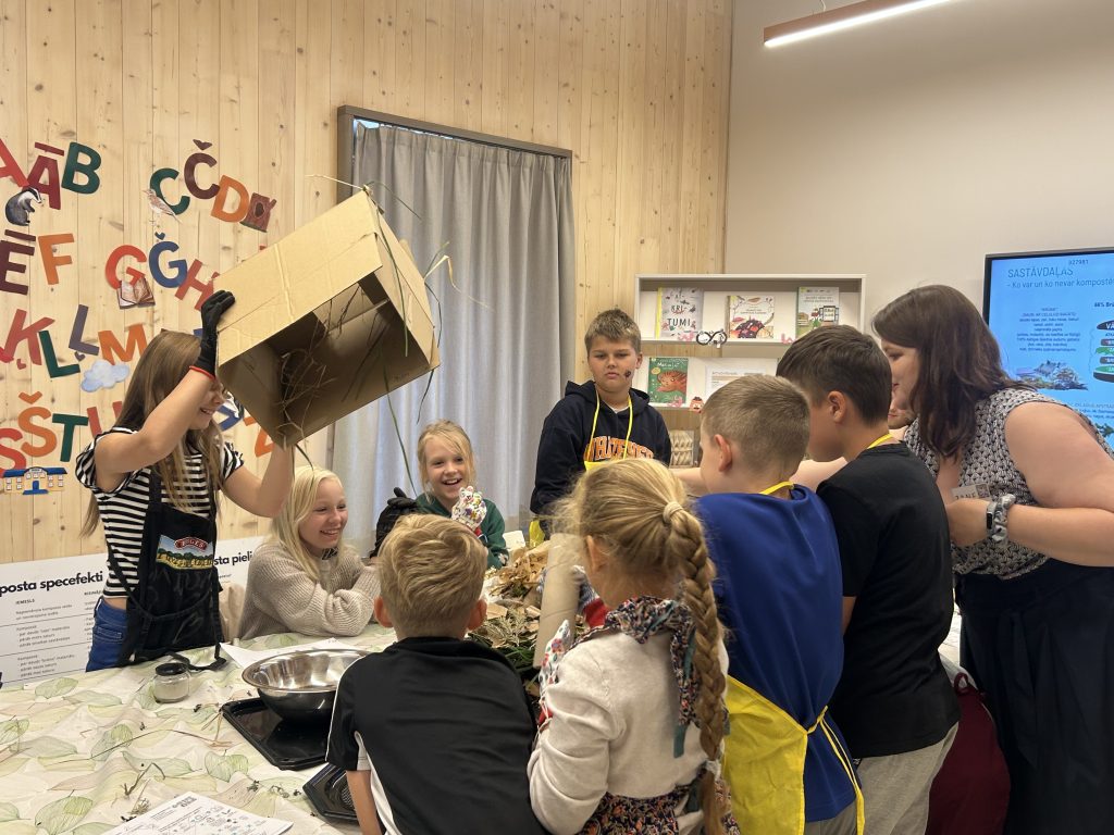 Bērni Ogres Centrālajā bibliotēkā mācās kompostēt