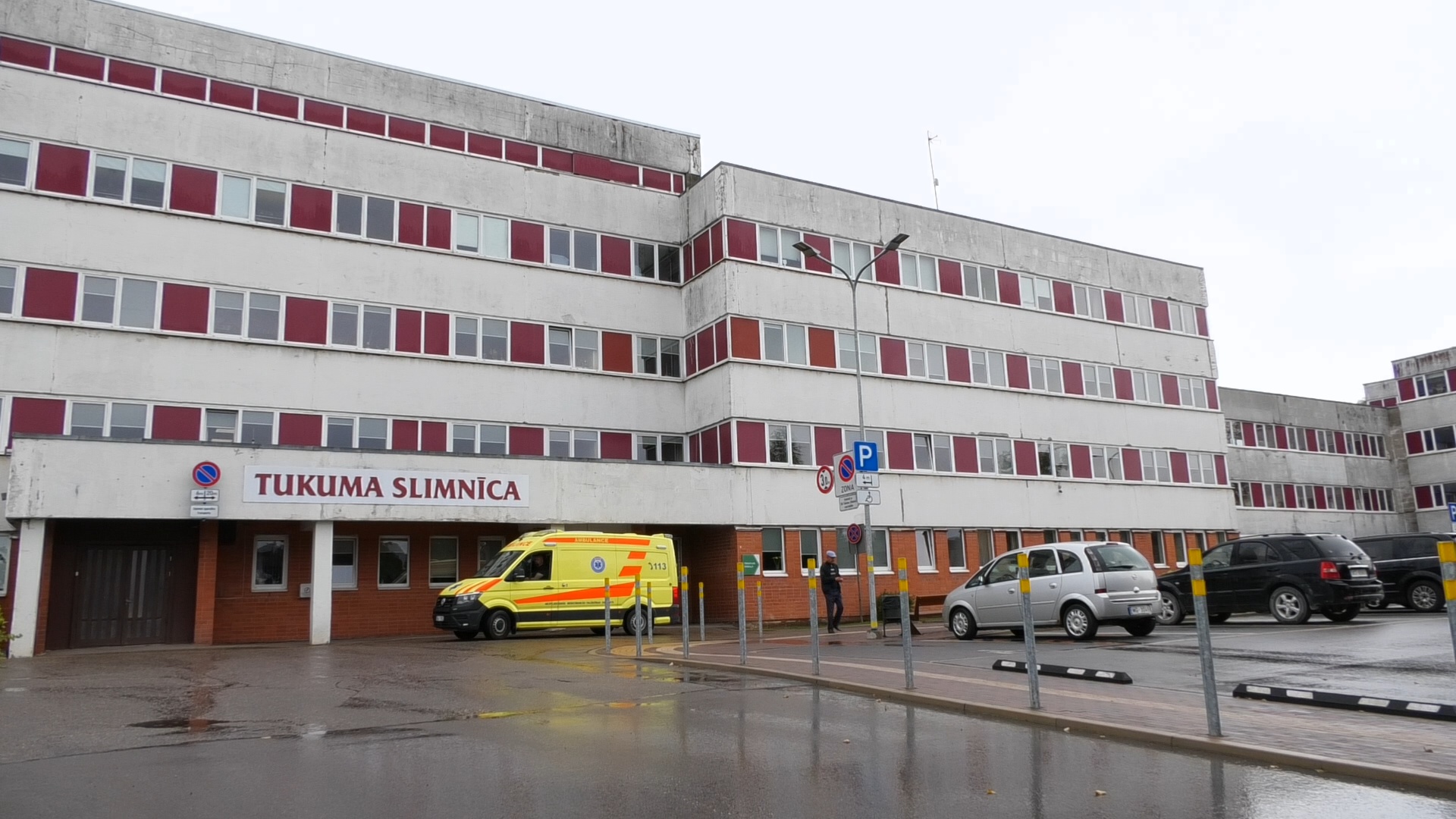 Tukuma slimnīcas ēka ar Neatliekamās medicīniskās palīdzības dienesta automašīnu pie ieejas