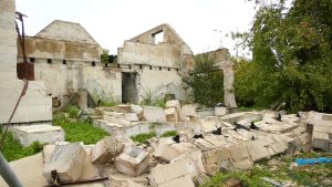 Daļēji sabrukusi nepabeigta ēka Jelgavā ar būvgružiem un nogruvušām sienām