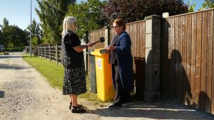 ReTV žurnāliste intervē Ozolnieku iedzīvotāju pie atkritumu konteineriem