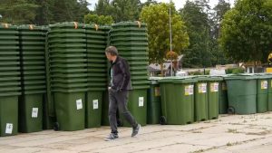 Jauni atkritumu konteineri Ozolnieku pusē