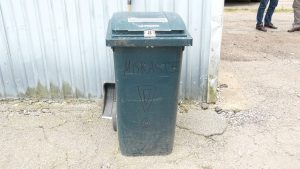 Sadzīves atkritumu konteiners Ozolnieku pusē