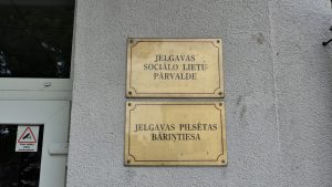 Plāksnes pie Jelgavas pilsētas bāriņtiesas un Sociālo lietu pārvaldes ēkas ieejas.