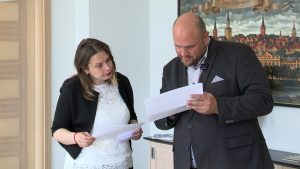 Jelgavas pašvaldības pārstāvji iepazīstas ar dokumentiem darba sanāksmē.
