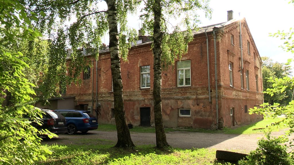 Vecāka ķieģeļu daudzdzīvokļu māja Jelgavā