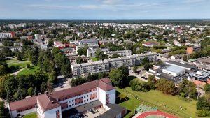 Jelgavas pilsētas panorāma ar dzīvojamajām ēkām un zaļo zonu