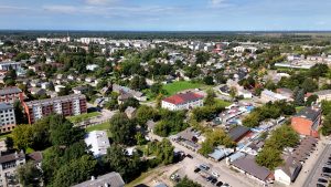 Jelgavas pilsētas panorāma ar dzīvojamo apbūvi un zaļajām zonām