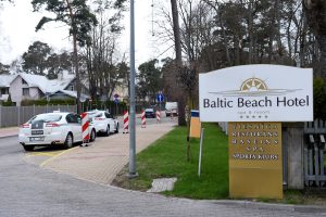 Viesnīcas “Baltic Beach Hotel & SPA” norāde Jūrmalā un policijas automašīnas