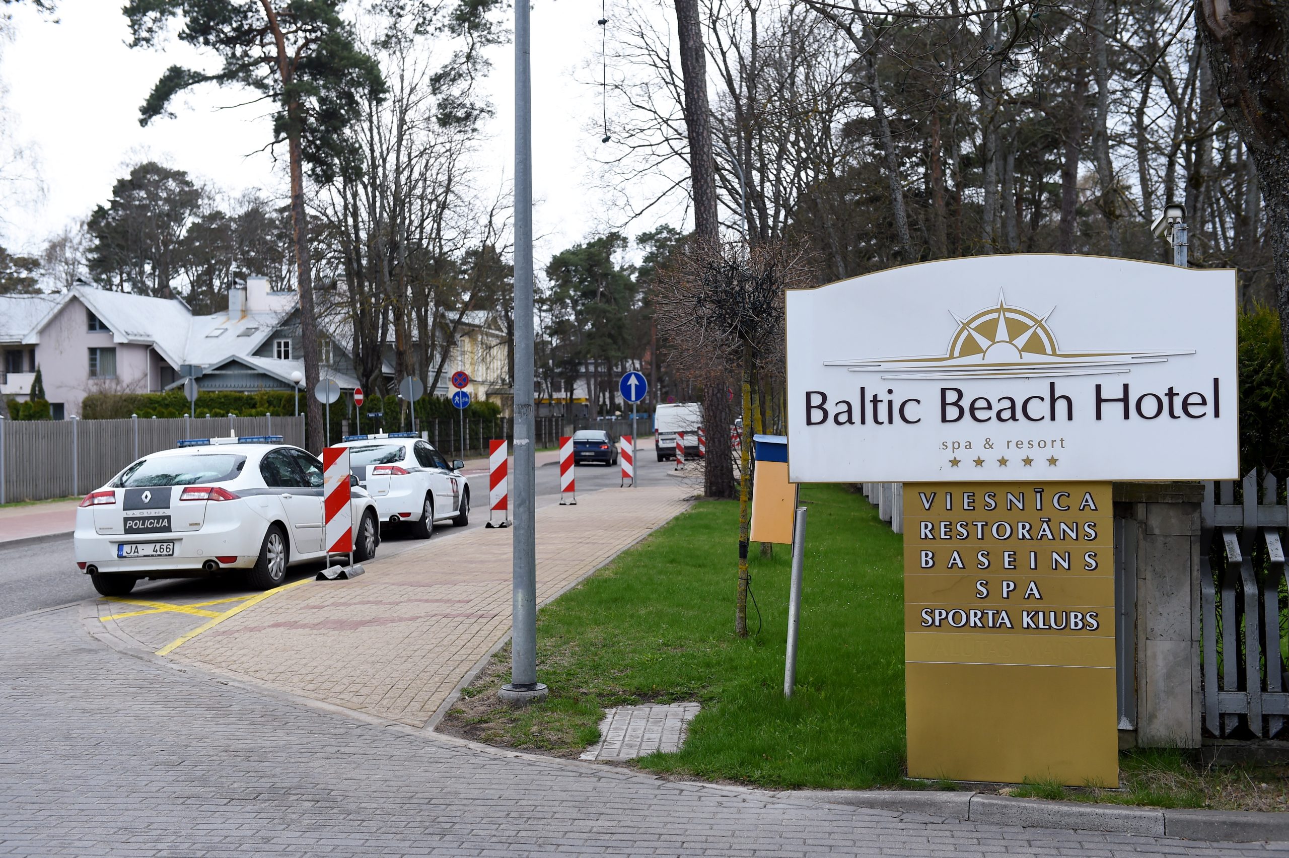 Viesnīcas “Baltic Beach Hotel & SPA” norāde Jūrmalā un policijas automašīnas