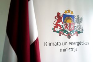 Klimata un enerģētikas ministrijas logo un Latvijas karogs
