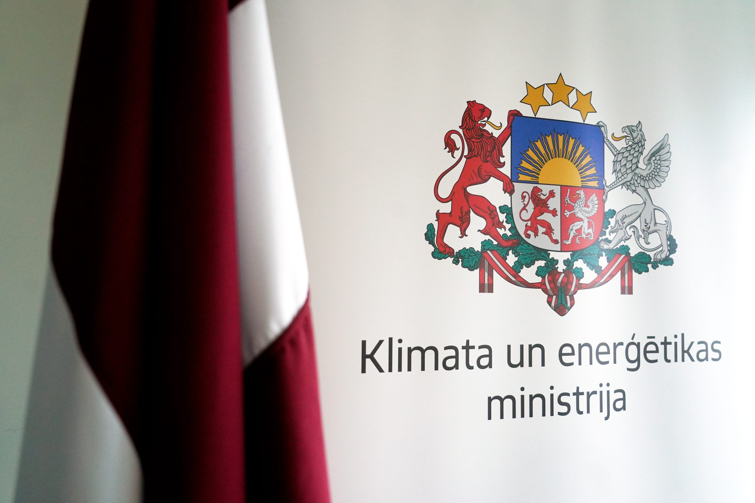 Klimata un enerģētikas ministrijas logo un Latvijas karogs