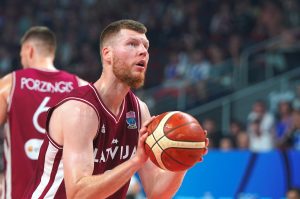 Latvijas basketbola izlases spēlētājs Dāvis Bertāns gatavojas izpildīt soda metienu starptautiskā spēlē.