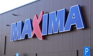 “Maxima” veikala izkārtne uz ēkas fasādes