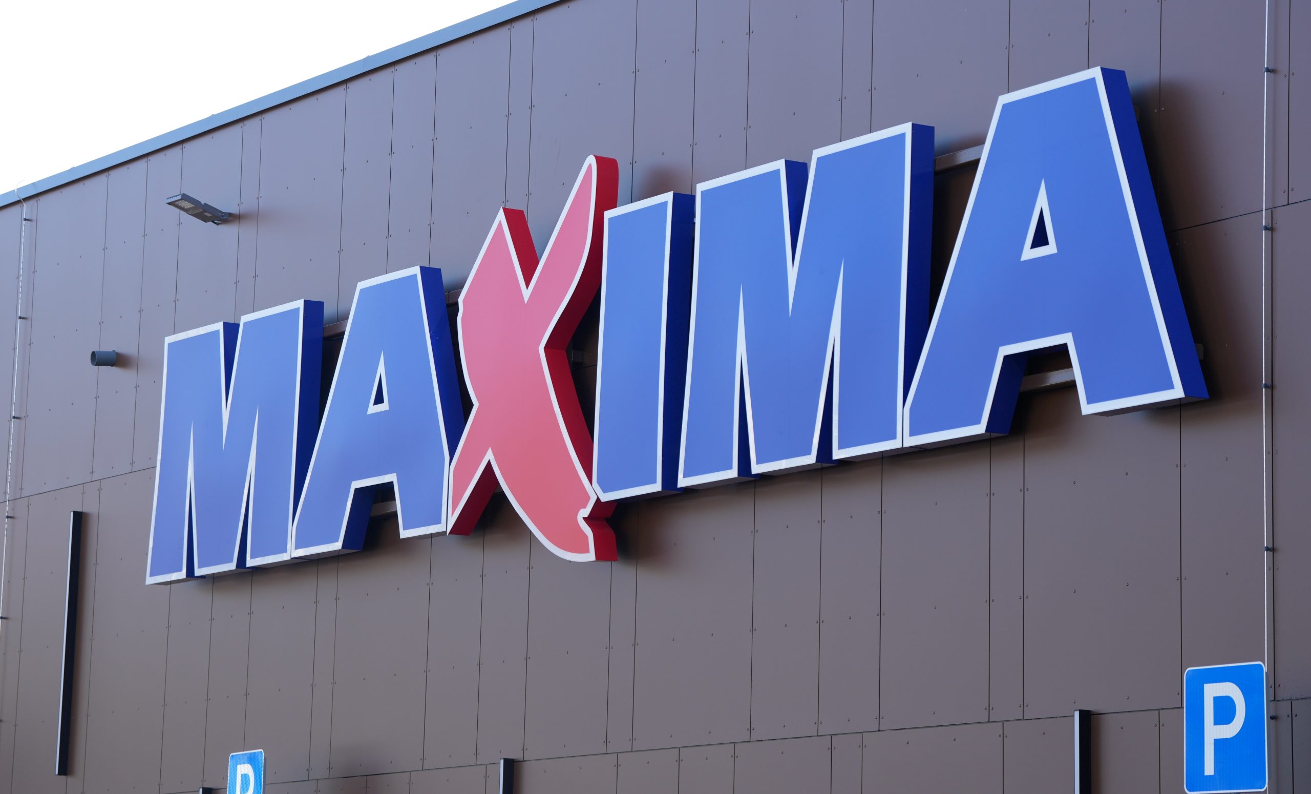 “Maxima” veikala izkārtne uz ēkas fasādes