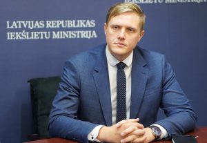 Iekšlietu ministrs Jānis Dombrava sēž pie galda Iekšlietu ministrijā.